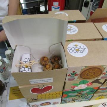 Glavarjev bzzz v rocno izdelani emabalzi, ki spominja na panjske koncnice